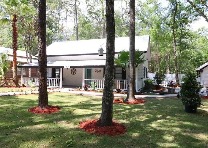 Cottage In The Woods At Emerald Lakes Estate